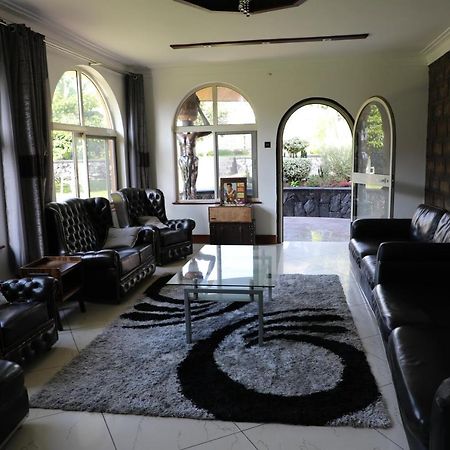 Stallion Place - Bed And Breakfast Kampala Exterior photo